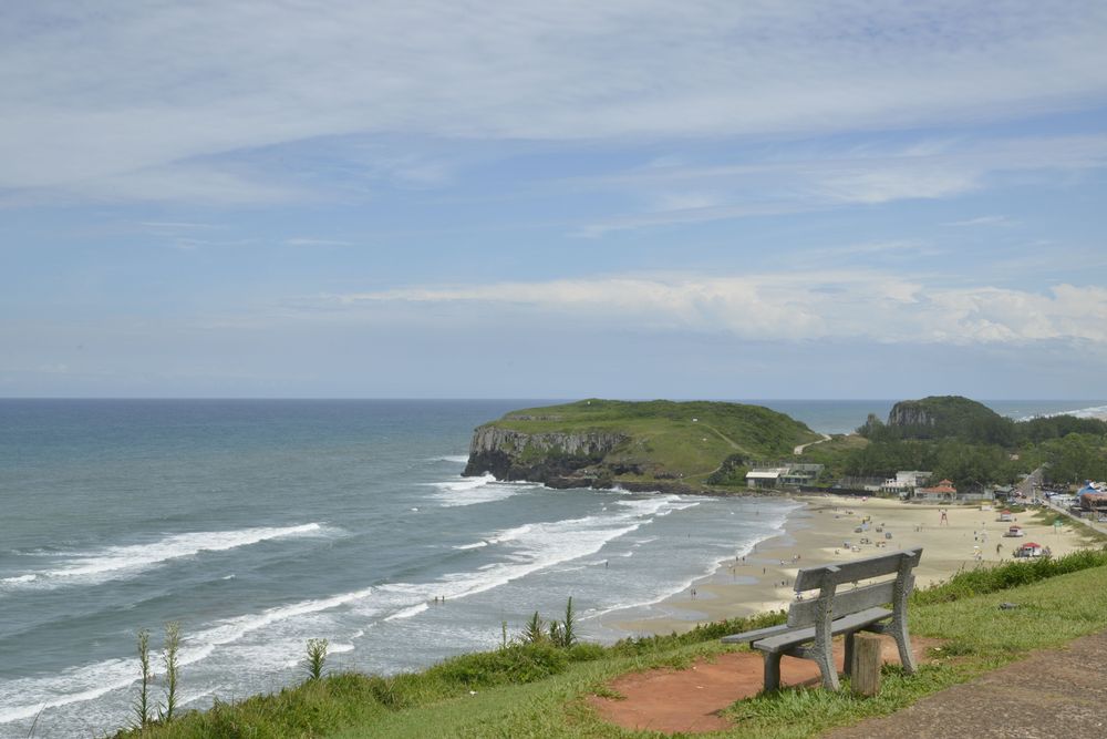 RenatoSoares PraiadaCal Torres RS. Foto: MTur Destinos, Public domain, via Wikimedia Commons.