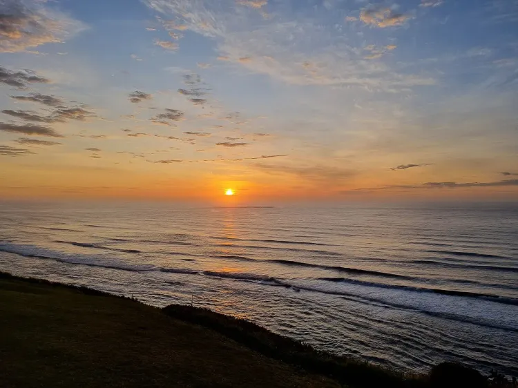 Amanhecer no Morro do Farol, Torres/RS. Foto: Fronteira, CC BY-SA 4.0, via Wikimedia Commons.
